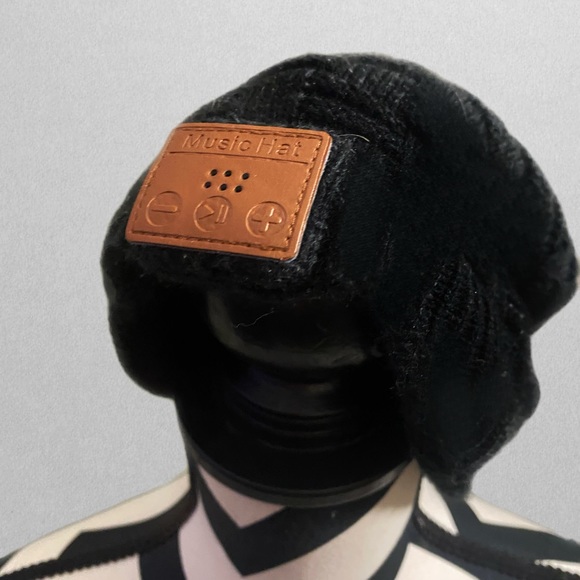 Wireless Beanie Hat with Wireless Headphones. - Picture 2 of 3